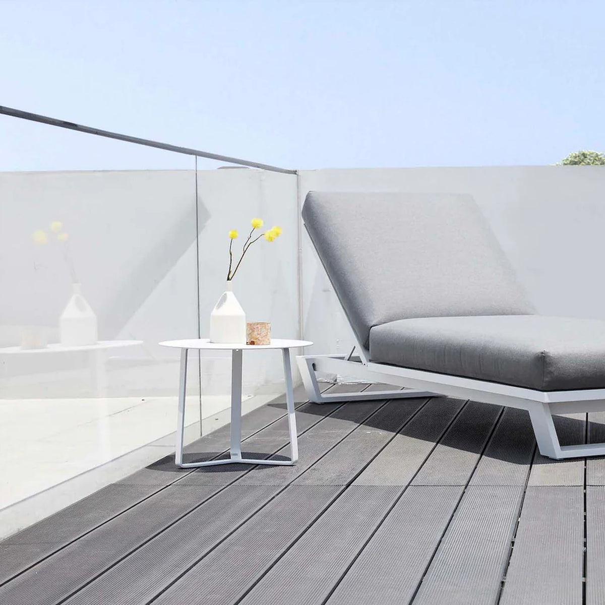 Aluminium Outdoor Sun Lounger with Cushion – White