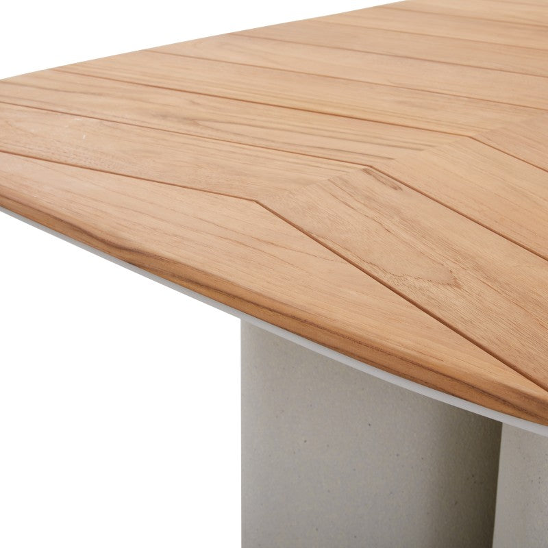 Close-up of the AURORA teak tabletop and light-toned base