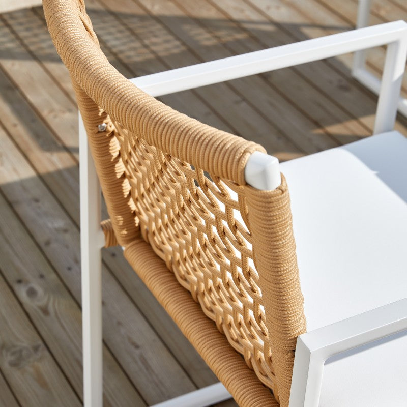 Detail of the SUNRISE natural rope-woven back and white frame