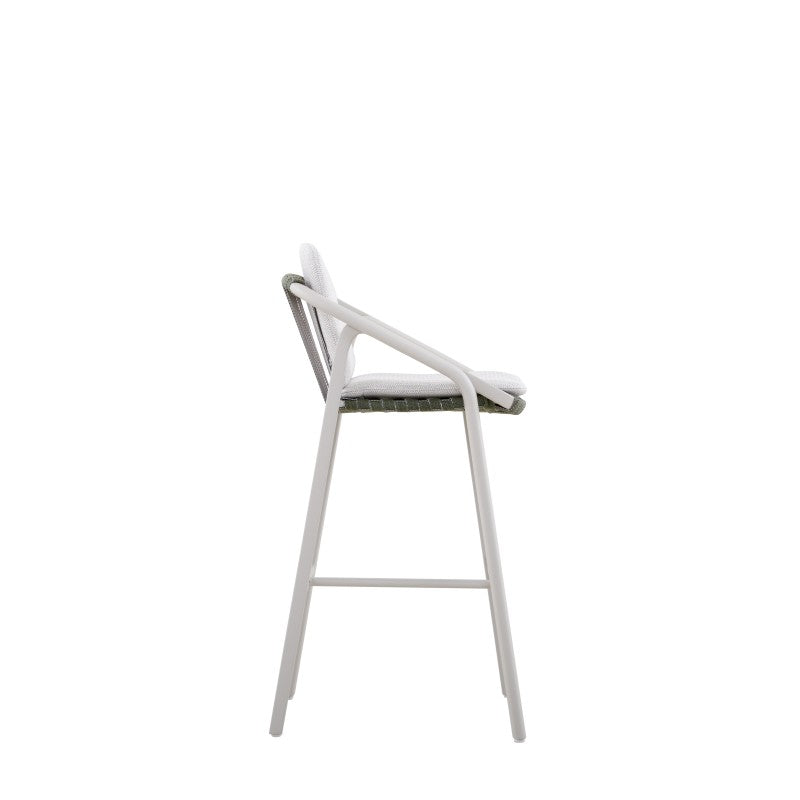Detail of the light cushion and green woven seat on the VENTO outdoor bar stool